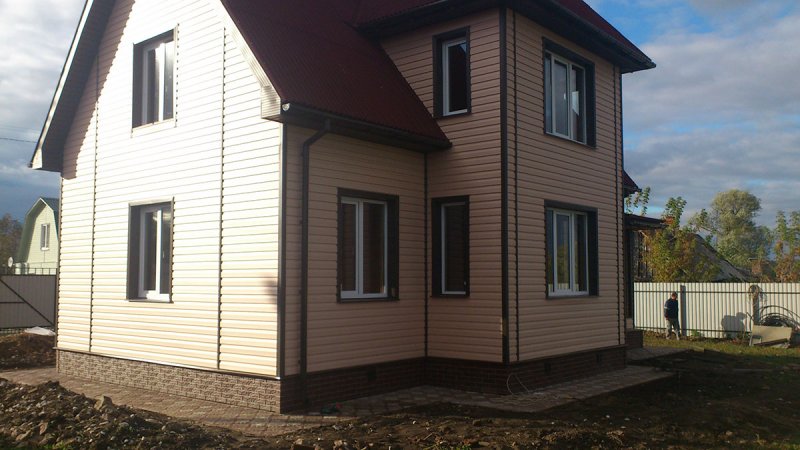 Деревянный дом обшит сайдингом с утеплением в п. Руново