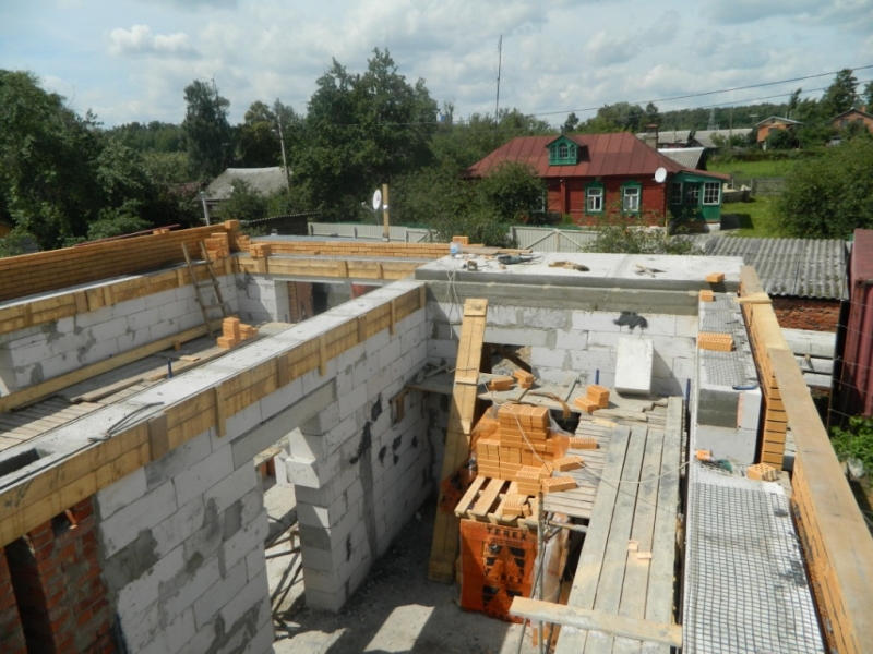 Построить дом из газосиликатных блоков Elblok и облицовочного кирпича Терекс цвет "солома"