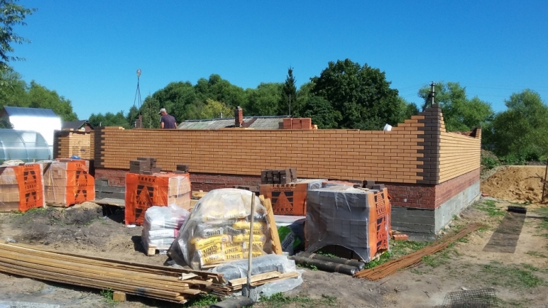 Строительство полтораэтажного дома с гаражом и подвалом из газосиликатных блоков и облицовочного кирпича Терекс цвет Солома и Какао по проекту