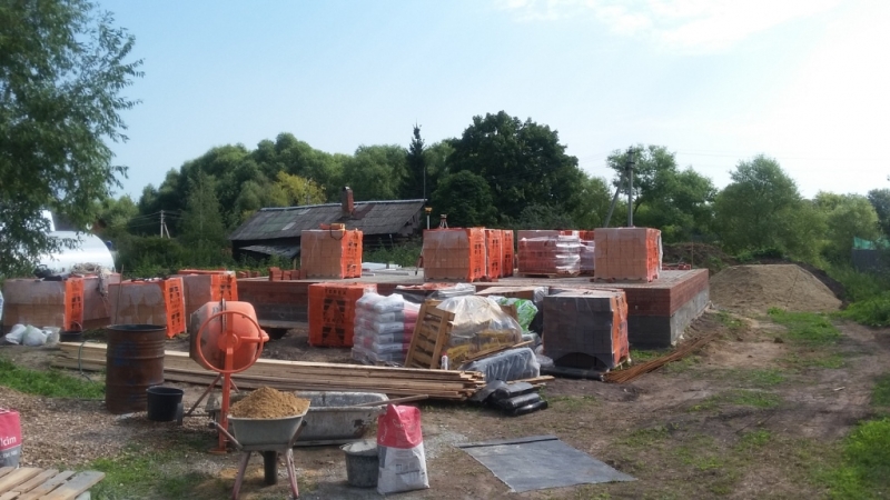 Строительство полтораэтажного дома с гаражом и подвалом из газосиликатных блоков и облицовочного кирпича Терекс цвет Солома и Какао по проекту