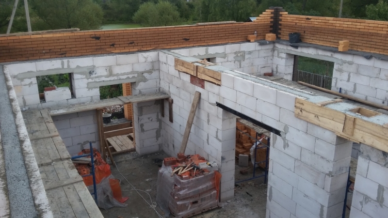 Строительство полтораэтажного дома с гаражом и подвалом из газосиликатных блоков и облицовочного кирпича Терекс цвет Солома и Какао по проекту
