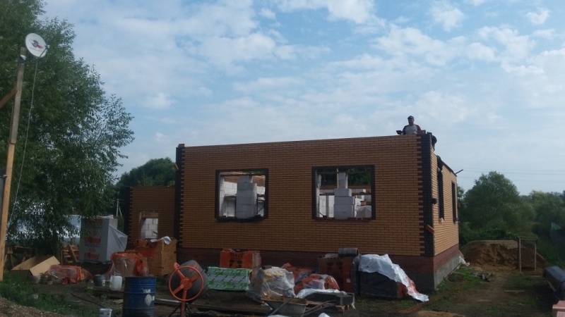Строительство полтораэтажного дома с гаражом и подвалом из газосиликатных блоков и облицовочного кирпича Терекс цвет Солома и Какао по проекту