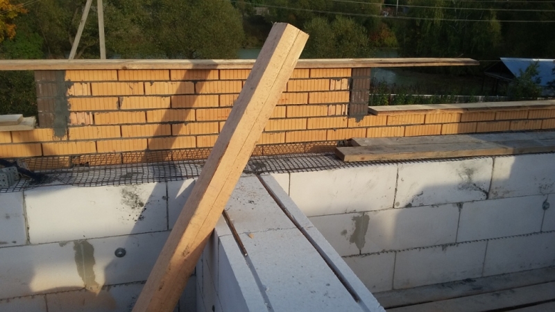 Строительство полтораэтажного дома с гаражом и подвалом из газосиликатных блоков и облицовочного кирпича Терекс цвет Солома и Какао по проекту
