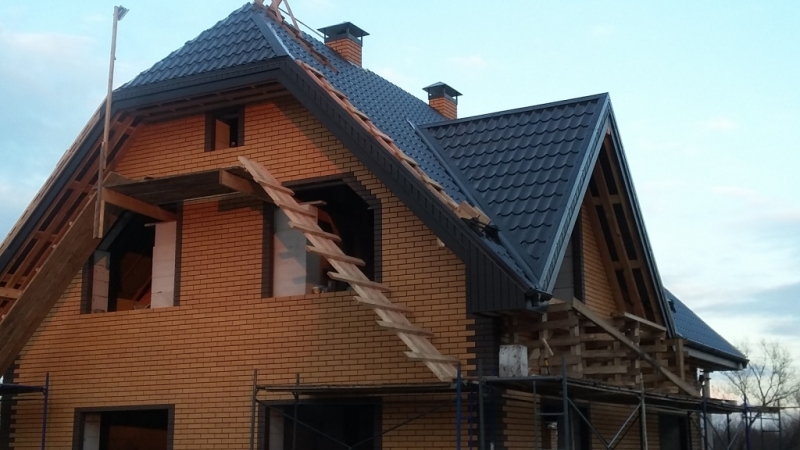 Строительство полтораэтажного дома с гаражом и подвалом из газосиликатных блоков и облицовочного кирпича Терекс цвет Солома и Какао по проекту