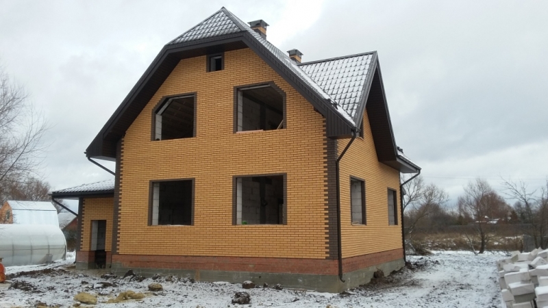 Строительство полтораэтажного дома с гаражом и подвалом из газосиликатных блоков и облицовочного кирпича Терекс цвет Солома и Какао по проекту