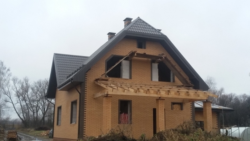 Строительство полтораэтажного дома с гаражом и подвалом из газосиликатных блоков и облицовочного кирпича Терекс цвет Солома и Какао по проекту