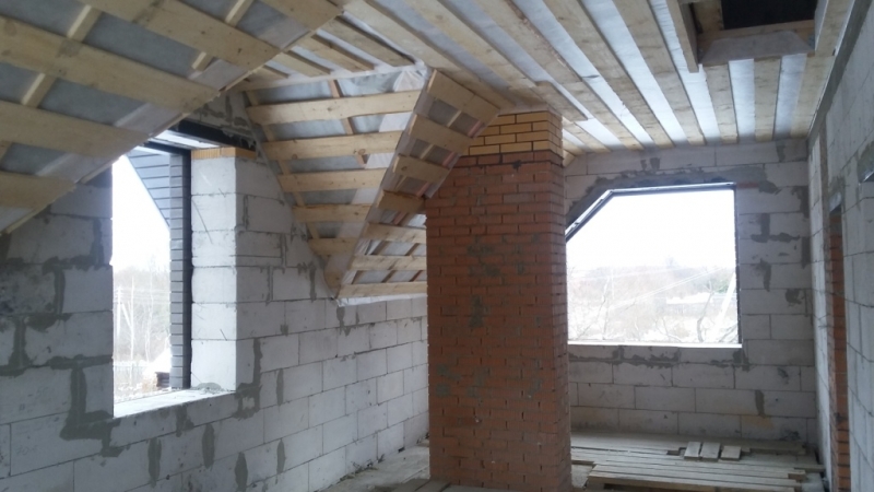 Строительство полтораэтажного дома с гаражом и подвалом из газосиликатных блоков и облицовочного кирпича Терекс цвет Солома и Какао по проекту