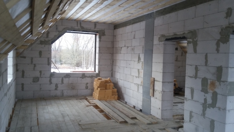 Строительство полтораэтажного дома с гаражом и подвалом из газосиликатных блоков и облицовочного кирпича Терекс цвет Солома и Какао по проекту
