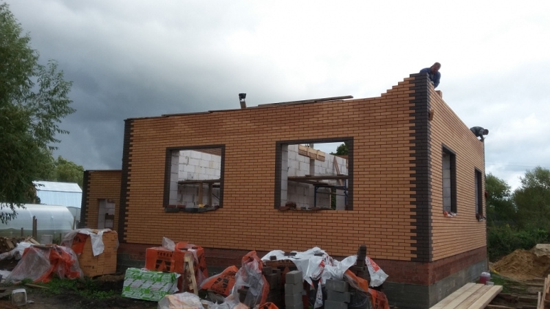 Строительство полтораэтажного дома с гаражом и подвалом из газосиликатных блоков и облицовочного кирпича Терекс цвет Солома и Какао по проекту