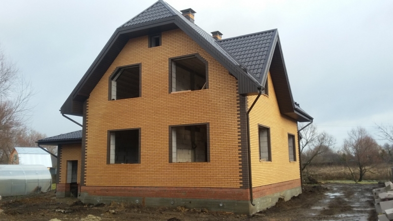 Строительство полтораэтажного дома с гаражом и подвалом из газосиликатных блоков и облицовочного кирпича Терекс цвет Солома и Какао по проекту