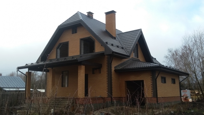 Строительство полтораэтажного дома с гаражом и подвалом из газосиликатных блоков и облицовочного кирпича Терекс цвет Солома и Какао по проекту
