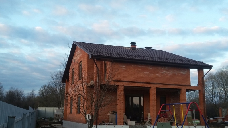 Замена старой кровли на металлочерепицу Гранд Лайн цвет 8017 шоколад