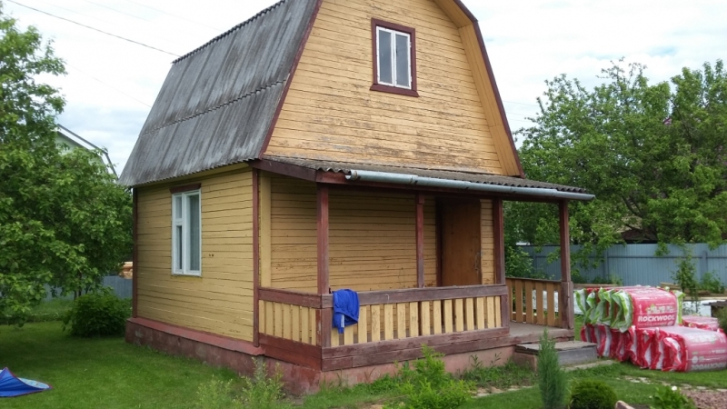 Реконструкция дачного домика устройство пристройки замена старой крыши на металлочерепицу Гранд Лайн и монтаж сайдинга Деке цвет Банан с комплектующими Пломбир с утеплением