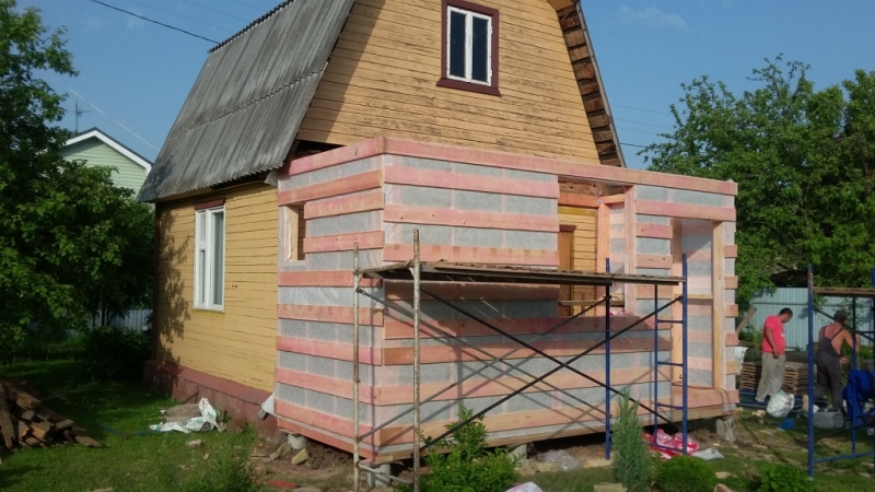Реконструкция дачного домика устройство пристройки замена старой крыши на металлочерепицу Гранд Лайн и монтаж сайдинга Деке цвет Банан с комплектующими Пломбир с утеплением