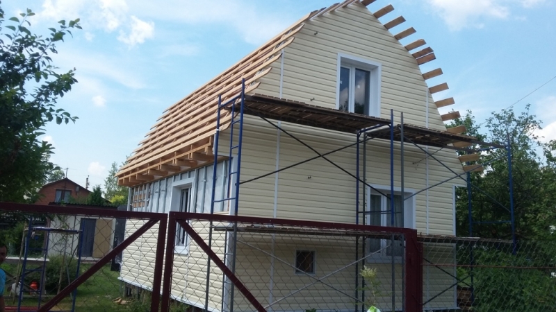 Реконструкция дачного домика устройство пристройки замена старой крыши на металлочерепицу Гранд Лайн и монтаж сайдинга Деке цвет Банан с комплектующими Пломбир с утеплением