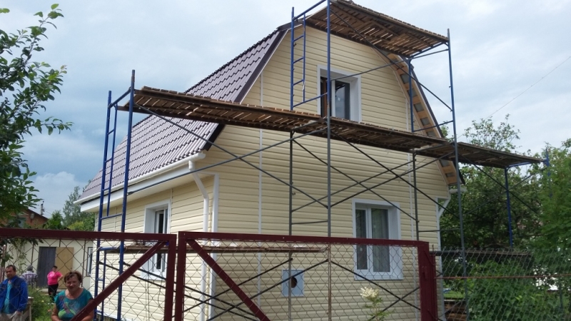 Реконструкция дачного домика устройство пристройки замена старой крыши на металлочерепицу Гранд Лайн и монтаж сайдинга Деке цвет Банан с комплектующими Пломбир с утеплением