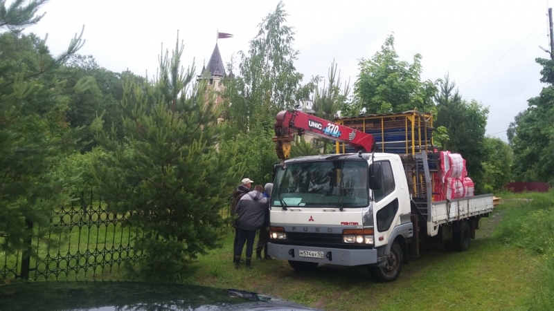 Замена старой кровли на металлочерепицу с выравниванием обрешетки с утеплением в водосточной системой снегозадержателями подшивой карнизных свесов соффитом и вентиляционными коробами в Озерском районе