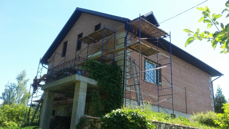 Замена старой кровли на металлочерепицу с выравниванием обрешетки с утеплением в водосточной системой снегозадержателями подшивой карнизных свесов соффитом и вентиляционными коробами в Озерском районе