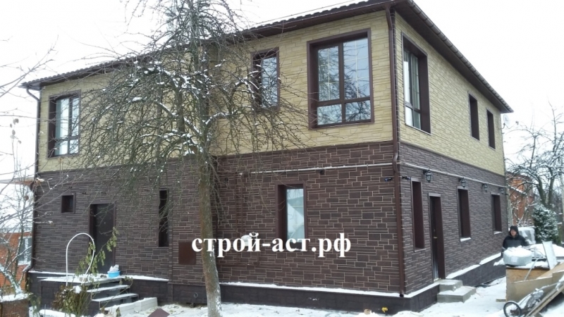 Обшить дом цокольным сайдингом Альта-Профиль с утеплением и водосточной системой Гранд Лайн