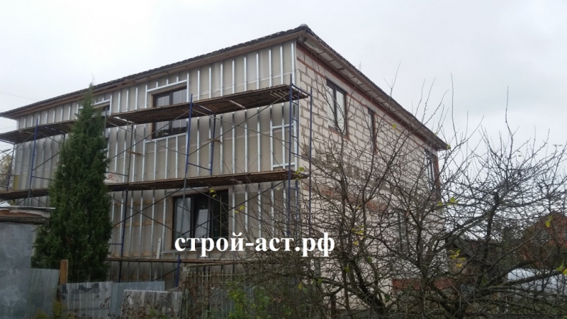 Обшить дом цокольным сайдингом Альта-Профиль с утеплением и водосточной системой Гранд Лайн