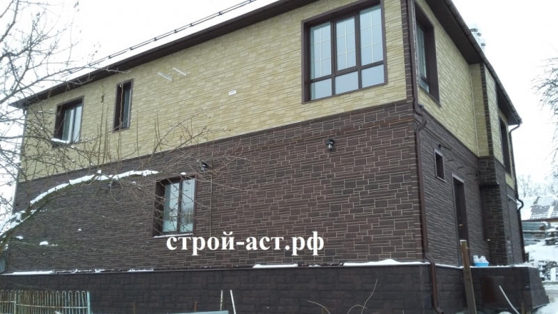 Обшить дом цокольным сайдингом Альта-Профиль с утеплением и водосточной системой Гранд Лайн