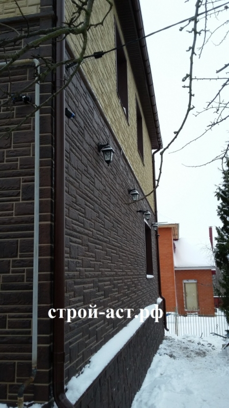 Обшить дом цокольным сайдингом Альта-Профиль с утеплением и водосточной системой Гранд Лайн