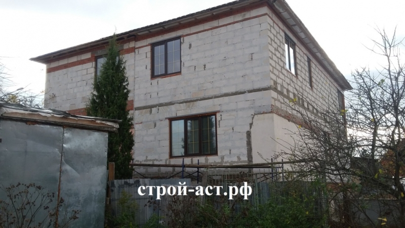 Обшить дом цокольным сайдингом Альта-Профиль с утеплением и водосточной системой Гранд Лайн