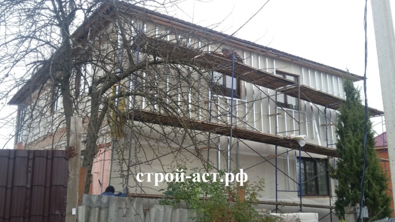 Обшить дом цокольным сайдингом Альта-Профиль с утеплением и водосточной системой Гранд Лайн