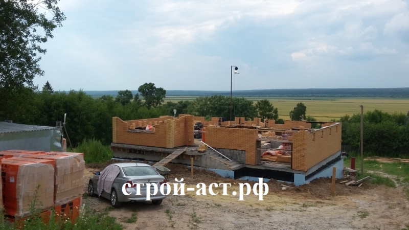 Построить двухэтажный дом с гаражом и эркером с облицовкой из желтого кирпича в Кашире