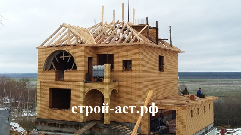 Построить двухэтажный дом с гаражом и эркером с облицовкой из желтого кирпича в Кашире