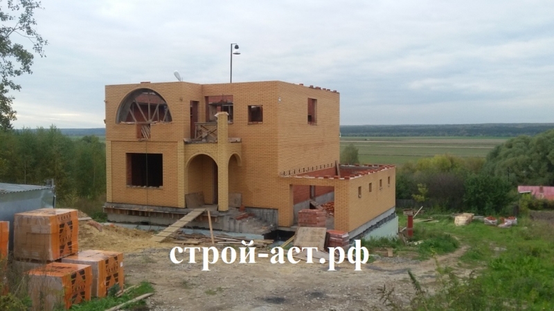 Построить двухэтажный дом с гаражом и эркером с облицовкой из желтого кирпича в Кашире