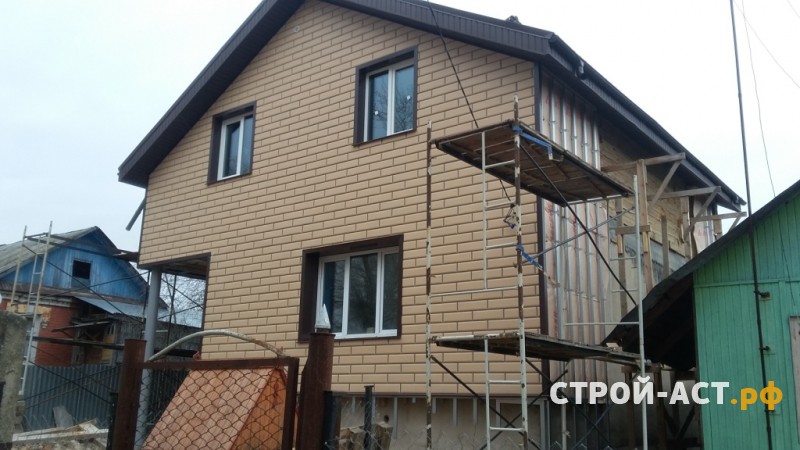 Монтаж фасадных панелей Альта Профиль коллекция Венецианский камень с утеплением на дом  с металлическими комплектующими