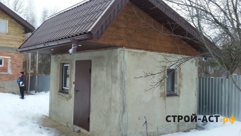 Монтаж фасадных панелей Альта Профиль коллекция Венецианский камень на хозяйственную постройку  с металлическими комплектующими