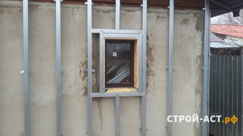 Монтаж фасадных панелей Альта Профиль коллекция Венецианский камень на хозяйственную постройку  с металлическими комплектующими