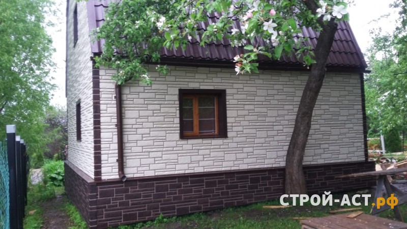 Обшить баню цокольным сайдингом Альта Профиль цвет белый углы цвет Жженый в Кашире