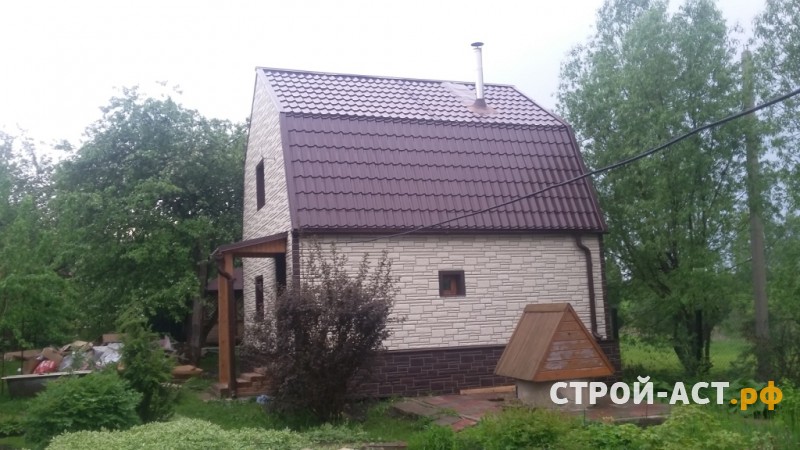 Обшить баню цокольным сайдингом Альта Профиль цвет белый углы цвет Жженый в Кашире