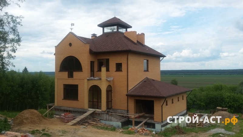 Построить двухэтажный дом с гаражом и эркером с облицовкой из желтого кирпича в Кашире