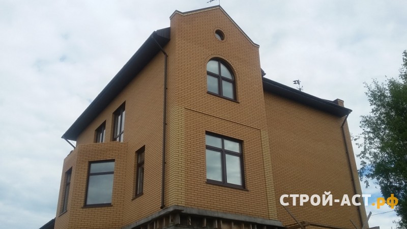Построить двухэтажный дом с гаражом и эркером с облицовкой из желтого кирпича в Кашире