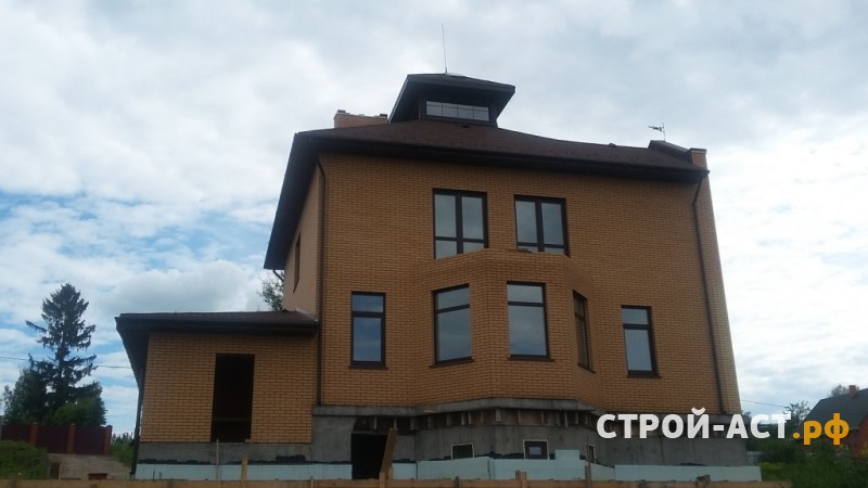 Построить двухэтажный дом с гаражом и эркером с облицовкой из желтого кирпича в Кашире