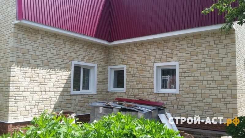 Обшить дом фасадными панелями Деке-Р Burg цвет Пшеничный и цоколь Fels  Терракотовый