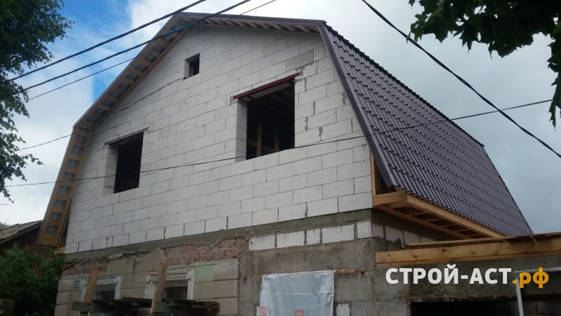 Реконструкция ломанной утепленной кровли из металлочерепицы фронтоны из газосиликатных блоков в Кашире, Ступино