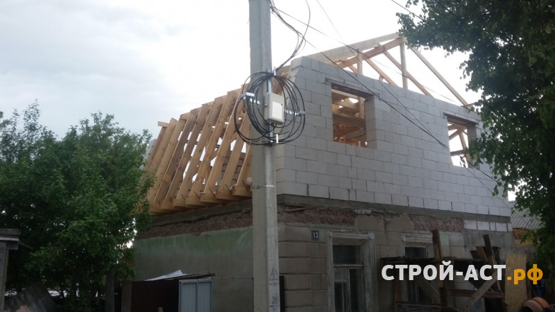 Реконструкция ломанной утепленной кровли из металлочерепицы фронтоны из газосиликатных блоков в Кашире, Ступино