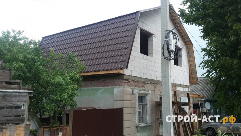 Реконструкция ломанной утепленной кровли из металлочерепицы фронтоны из газосиликатных блоков в Кашире, Ступино