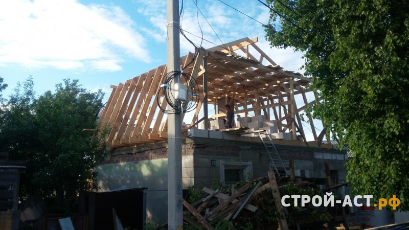 Реконструкция ломанной утепленной кровли из металлочерепицы фронтоны из газосиликатных блоков в Кашире, Ступино