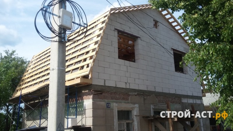 Реконструкция ломанной утепленной кровли из металлочерепицы фронтоны из газосиликатных блоков в Кашире, Ступино