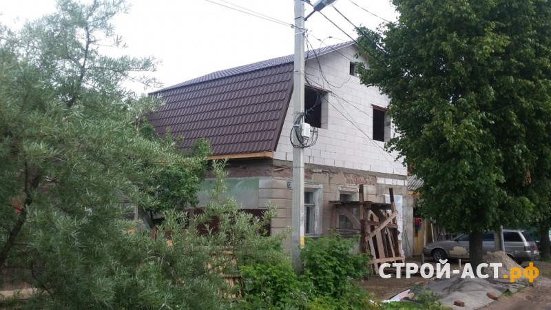 Реконструкция ломанной утепленной кровли из металлочерепицы фронтоны из газосиликатных блоков в Кашире, Ступино