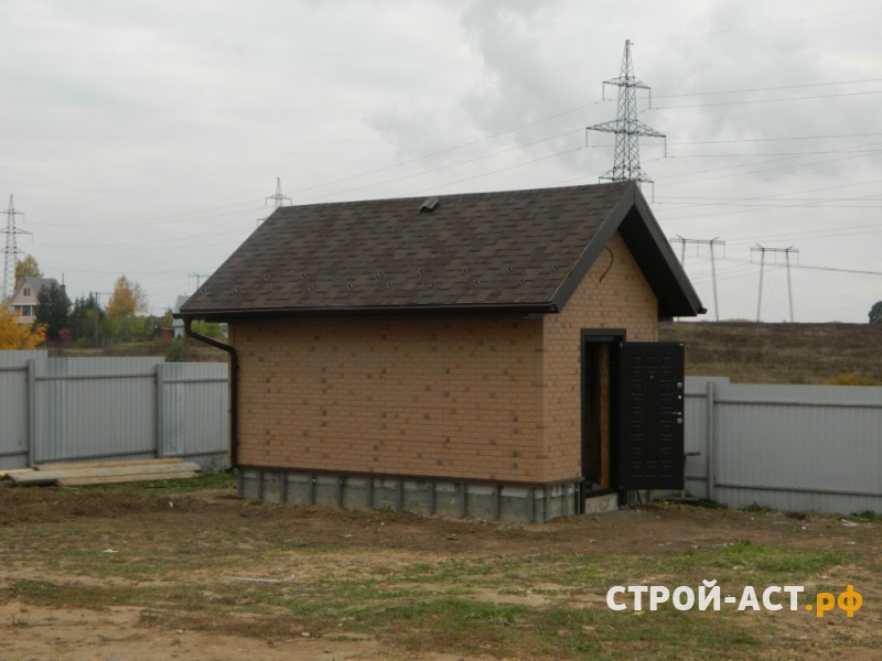 Обшить хозяйственную постройку фасадными панелями Деке Берг под кирпич цвет Золотистый 
