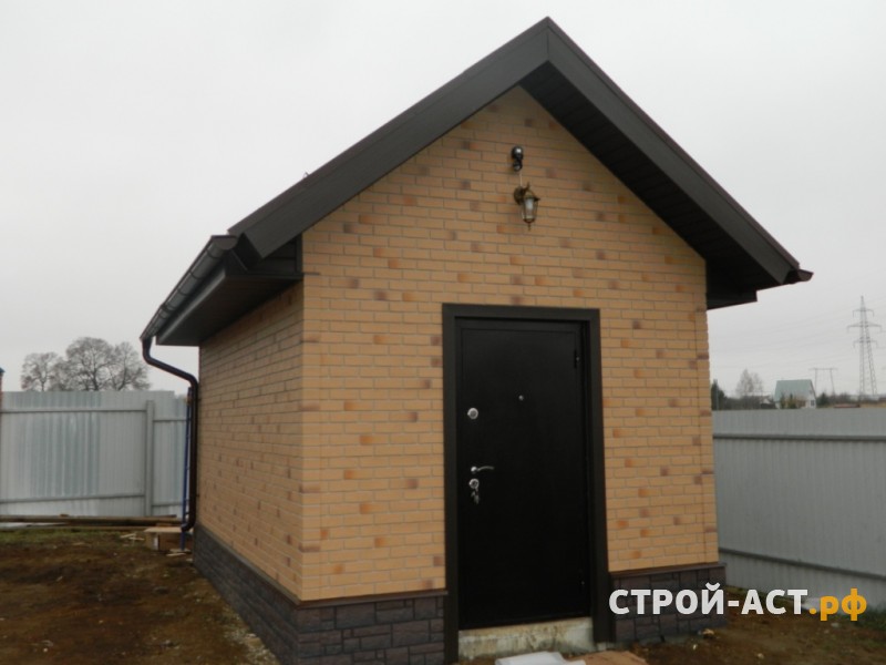 Обшить хозяйственную постройку фасадными панелями Деке Берг под кирпич цвет Золотистый 