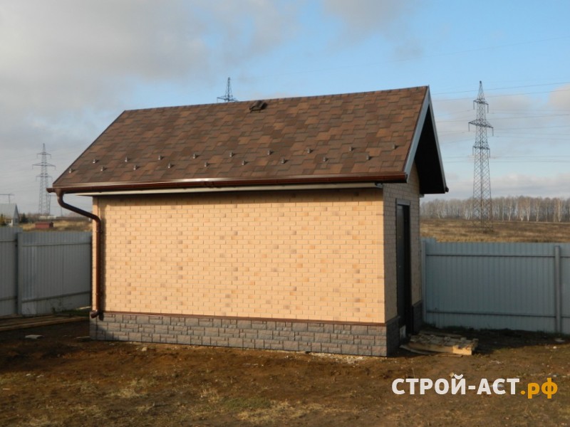 Обшить хозяйственную постройку фасадными панелями Деке Берг под кирпич цвет Золотистый 