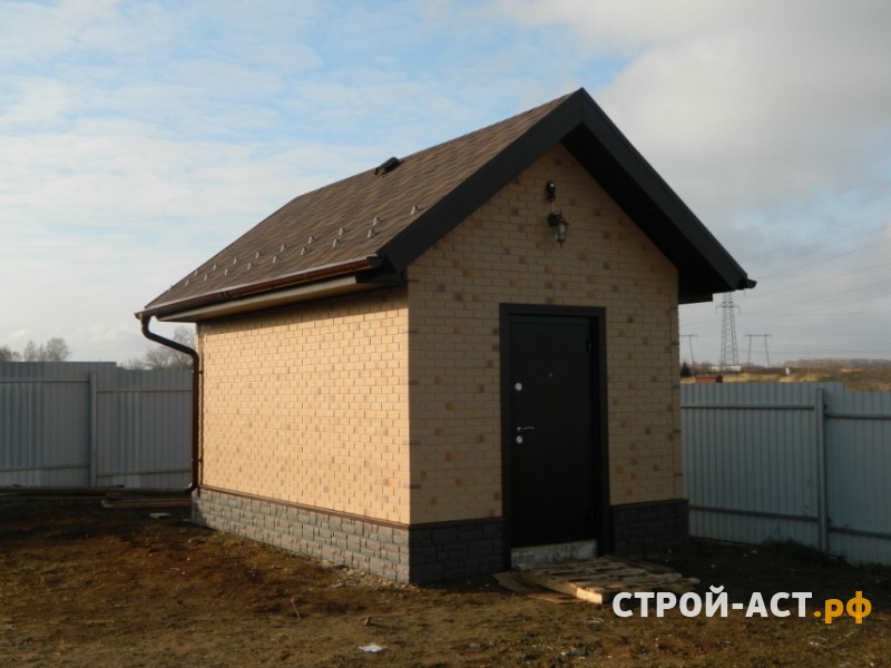 Обшить хозяйственную постройку фасадными панелями Деке Берг под кирпич цвет Золотистый 